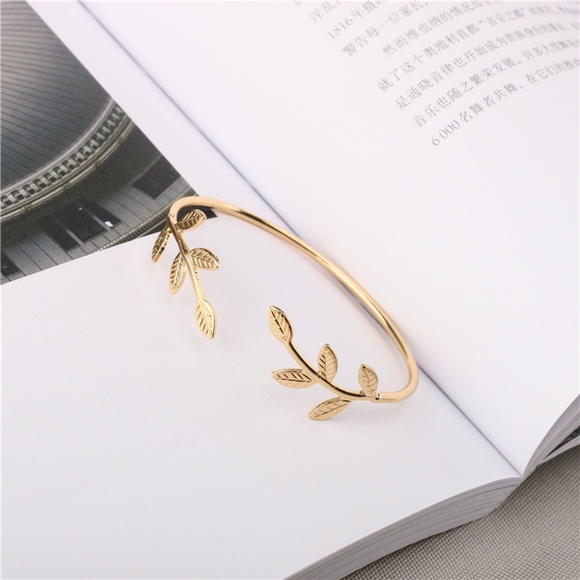 Lovely Leaf Bracelet - Picture 2 of 2